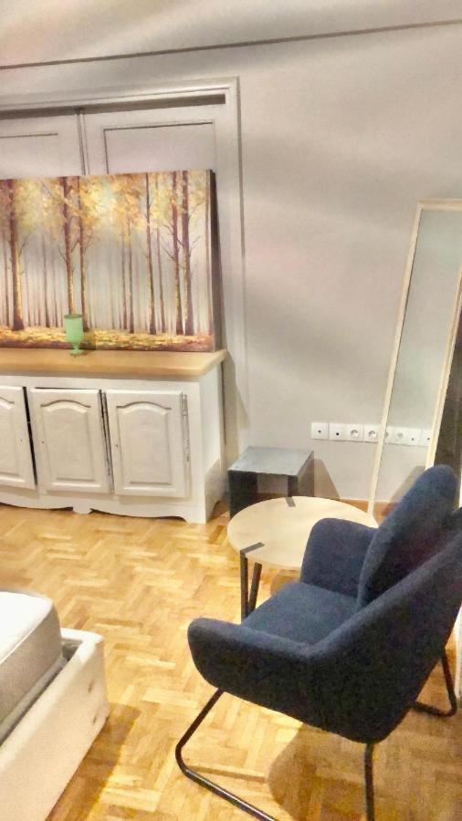 Economy Shared Apartment E In Central Атина Екстериор снимка