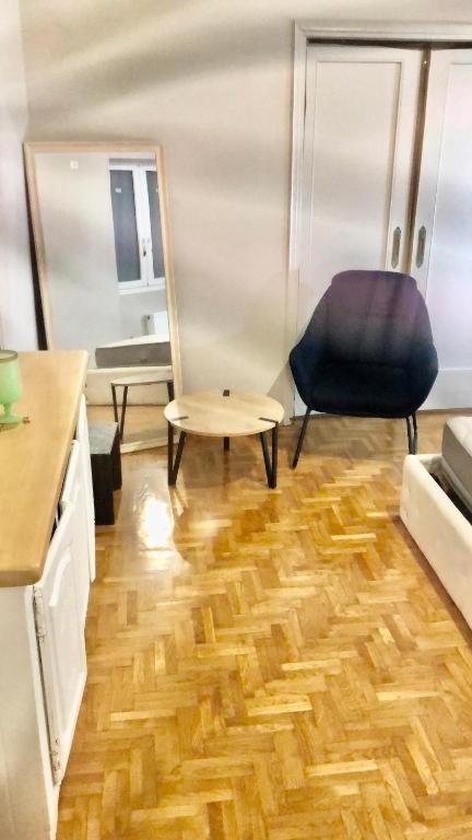 Economy Shared Apartment E In Central Атина Екстериор снимка